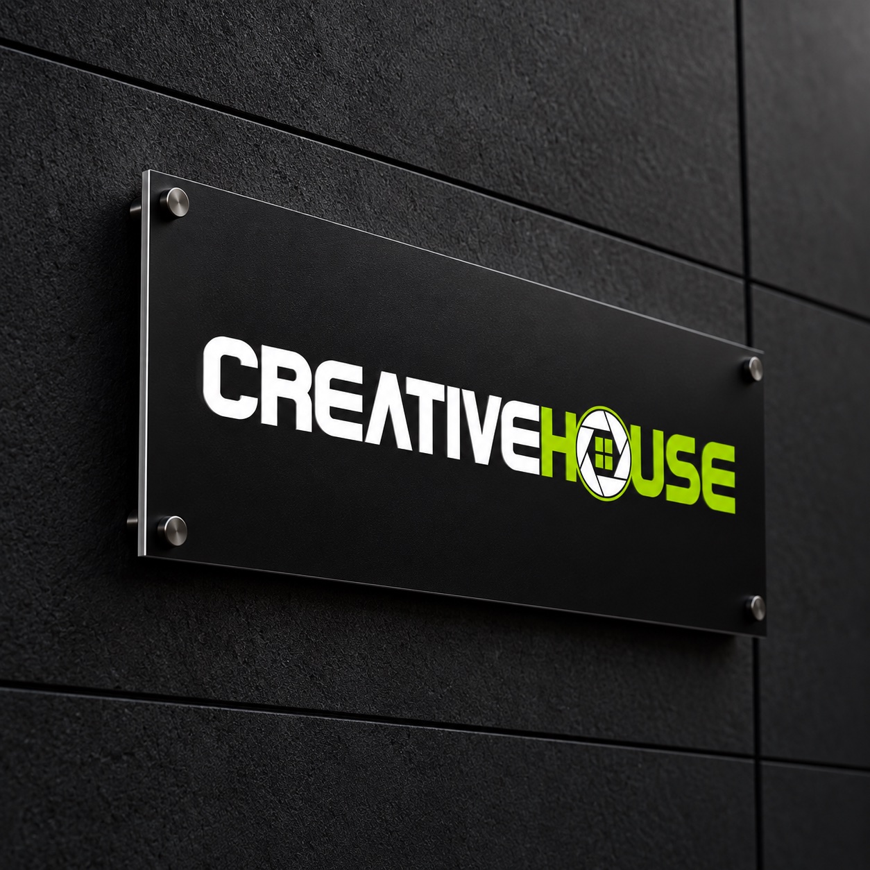 Reklamní cedule Creativehouse na tmavé fasádě